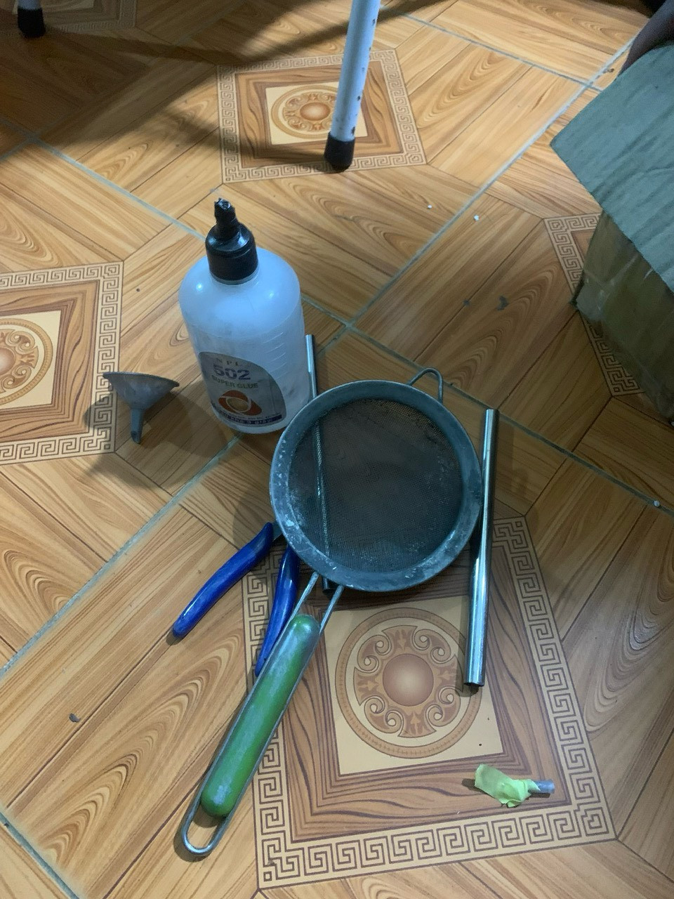 Tang vật thu giữ tại nhà đối tượng Hoàn dùng để sản xuất pháo nổ.