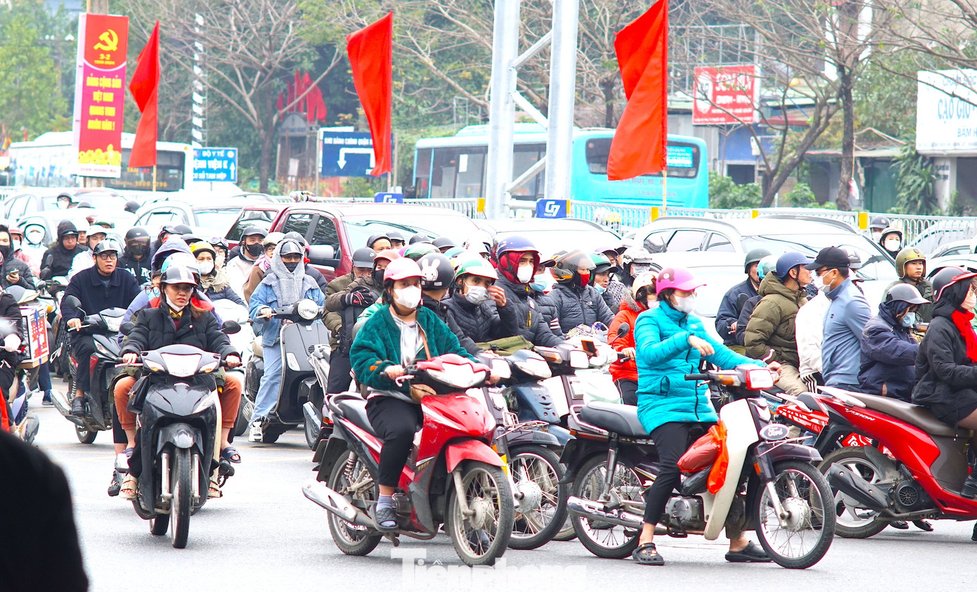 Thời điểm 16h ngày 7/2, trên tuyến đường Ngọc Hồi.