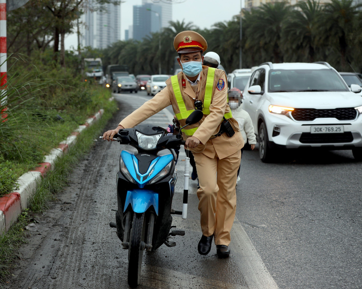 Sáng nay, Đội CSGT đường bộ số 6 (Phòng CSGT Công an TP Hà Nội) lập chốt xử lý vi phạm là người điều khiển xe máy đi vào Đại lộ Thăng Long. Đây là tuyến đường ô tô chạy với tốc độ 80-100km/h.