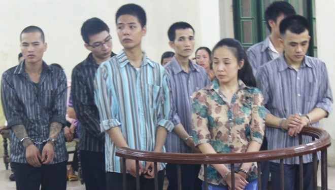 Băng nhóm "bảo kê" tại chợ do Hằng, Chiến cầm đầu.