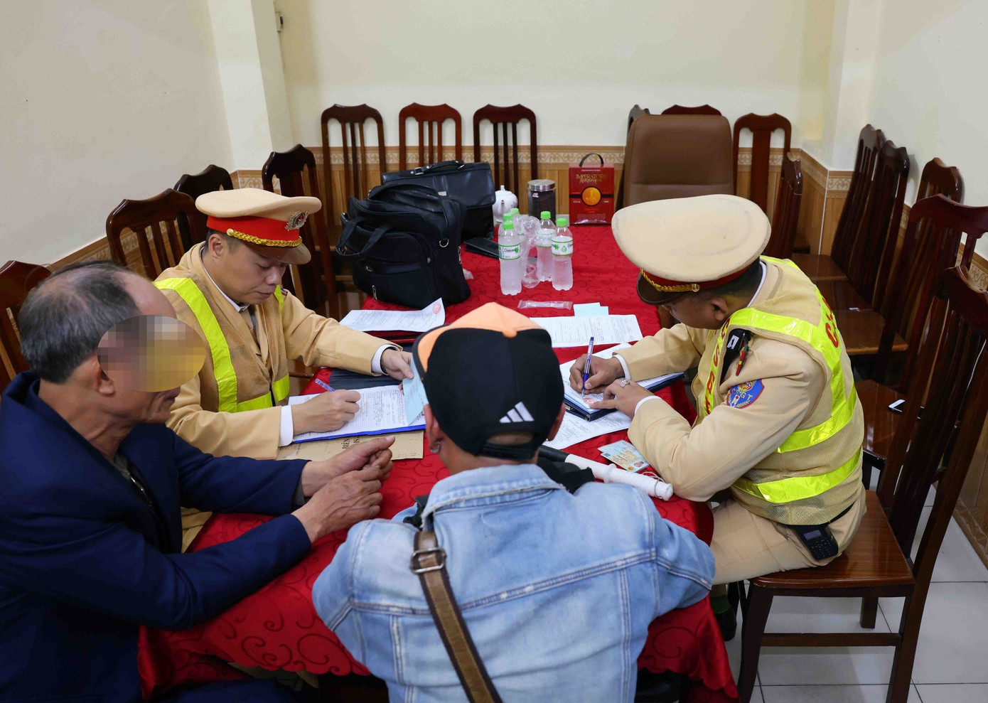 Người vi phạm chủ yếu là điều khiển xe máy. Nam tài xế N.X.C (trú tại Hà Nội) cho biết, bản thân uống từ chiều trong lúc ăn cơm và uống có một ít bia, cụ thể là một cốc bạn mời. "Ngày Tết chứ ngày thường thì chúng tôi cũng không dám thế. Tôi lúc nào cũng chấp hành, thậm chí bản thân cũng chẳng biết uống rượu bia…" - nam tài xế C. phân trần.