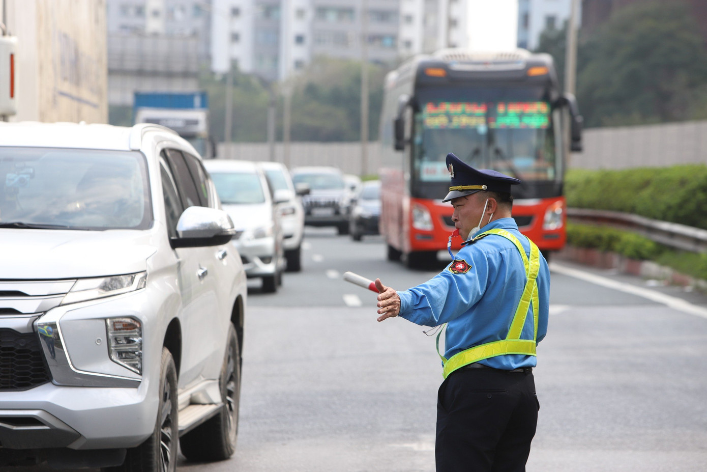 Lực lượng CSGT, TTGT, CSCĐ... phối hợp phân làn giao thông.