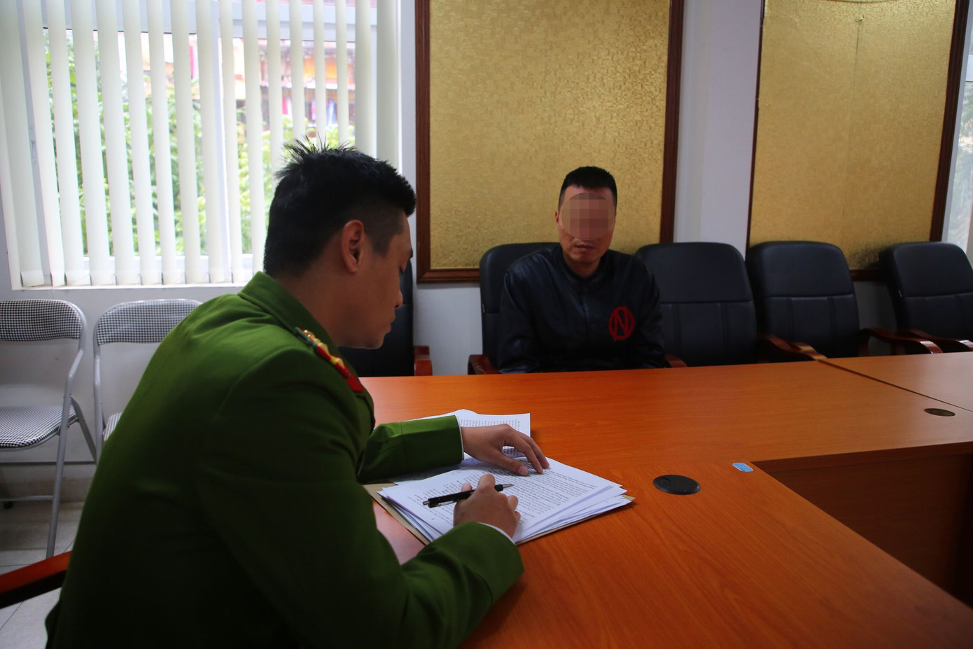 Cơ quan công an làm việc với H. và T.