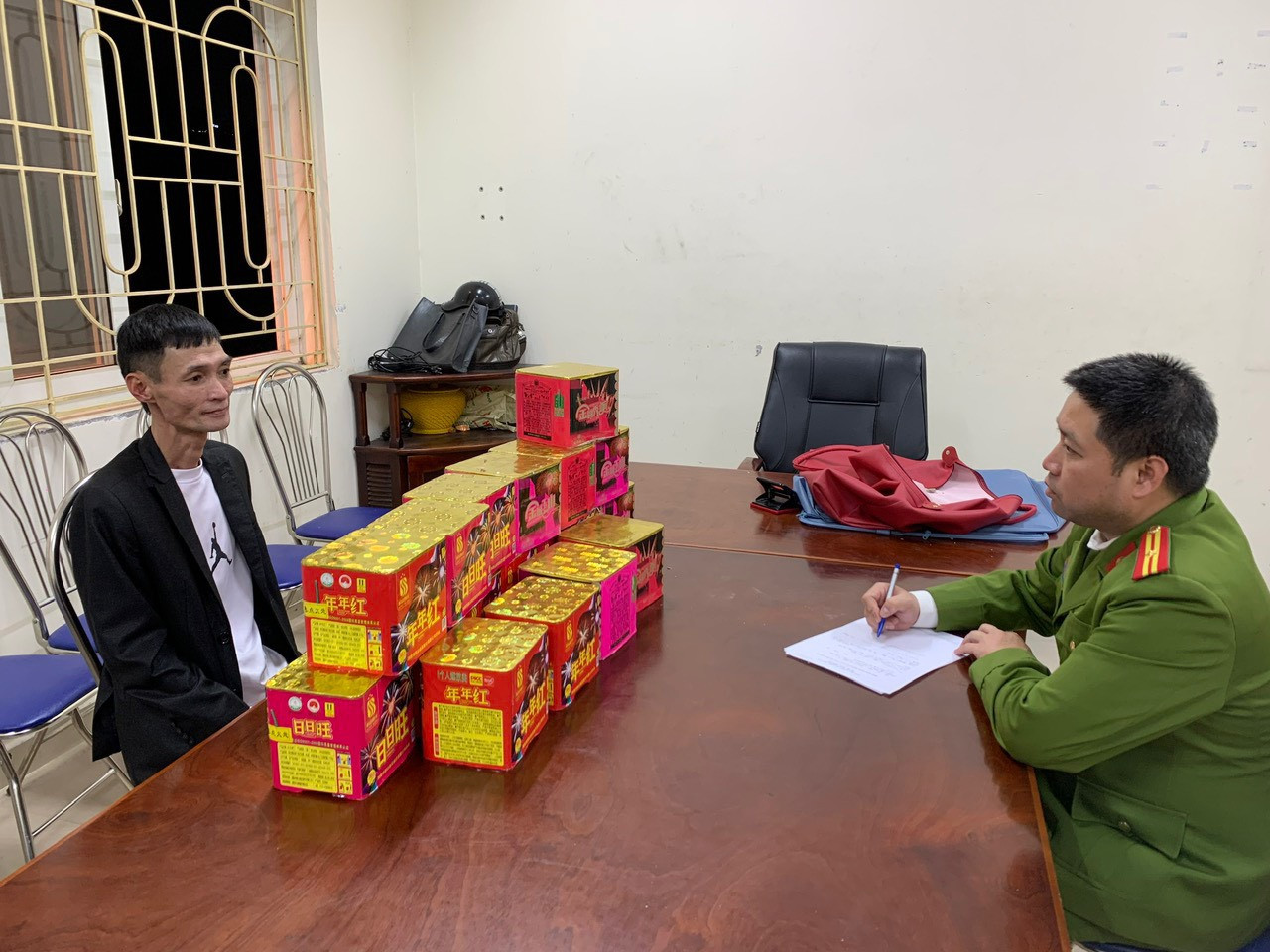 Công an quận Nam Từ Liêm bắt giữ các đối tượng liên quan đến pháo nổ.