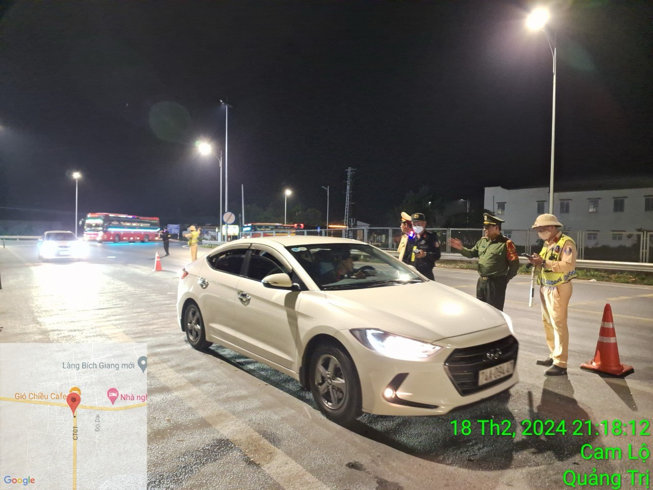 Tổ công tác lập chốt xử lý vi phạm.