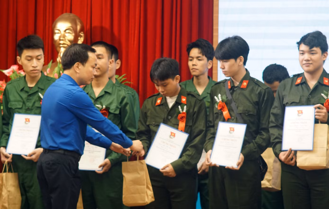 Trao giấy chứng nhận cho các thanh niên lên đường nhập ngũ. Trao giấy chứng nhận cho các thanh niên lên đường nhập ngũ.
