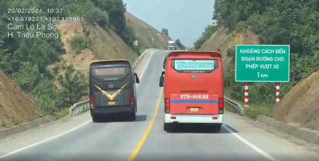 Mặc dù chưa đến đoạn đường cho phép nhưng ô tô vẫn vượt xe gây nguy hiểm cho các phương tiện trên đường.