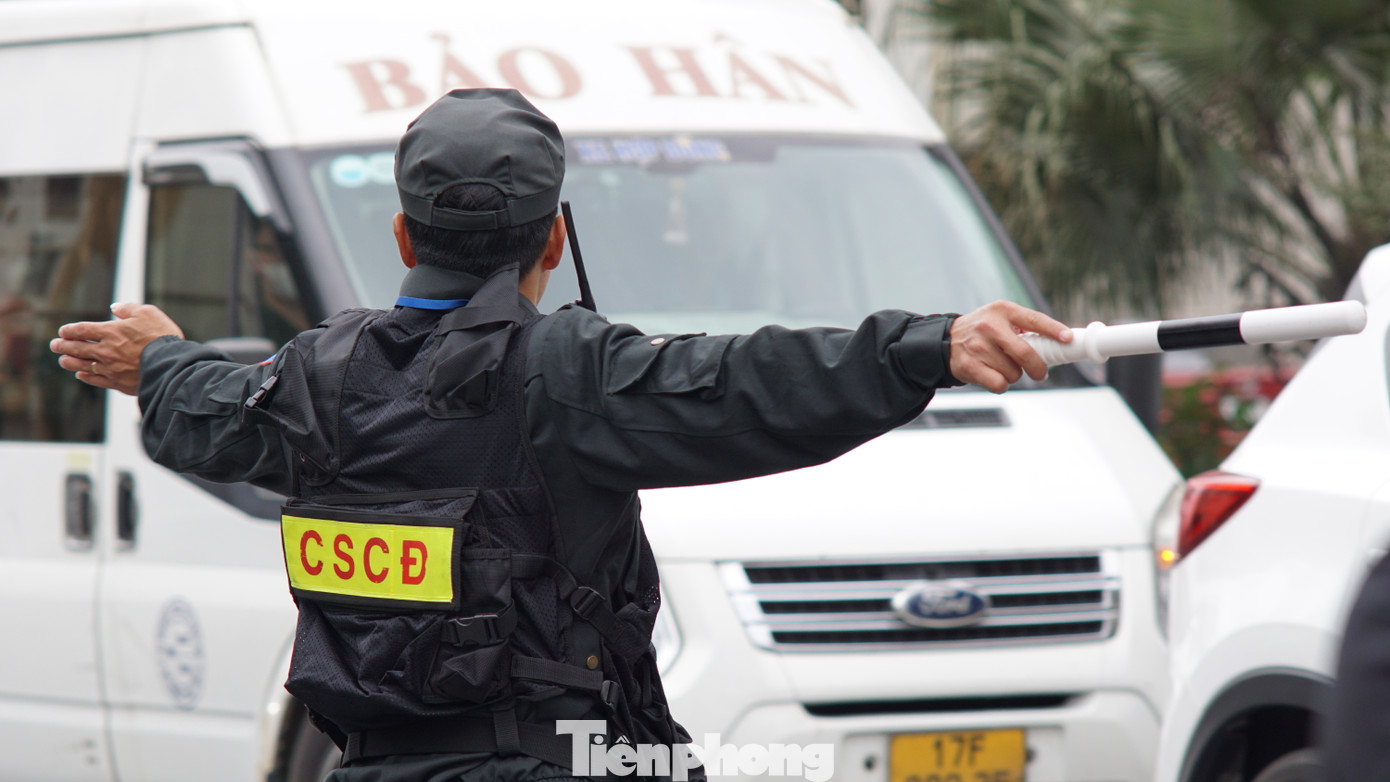 Do lưu lượng phương tiện đông, lực lượng chức năng đã tạm thời ngăn không cho phương tiện lên Vành đai 3 trên cao tránh xung đột.