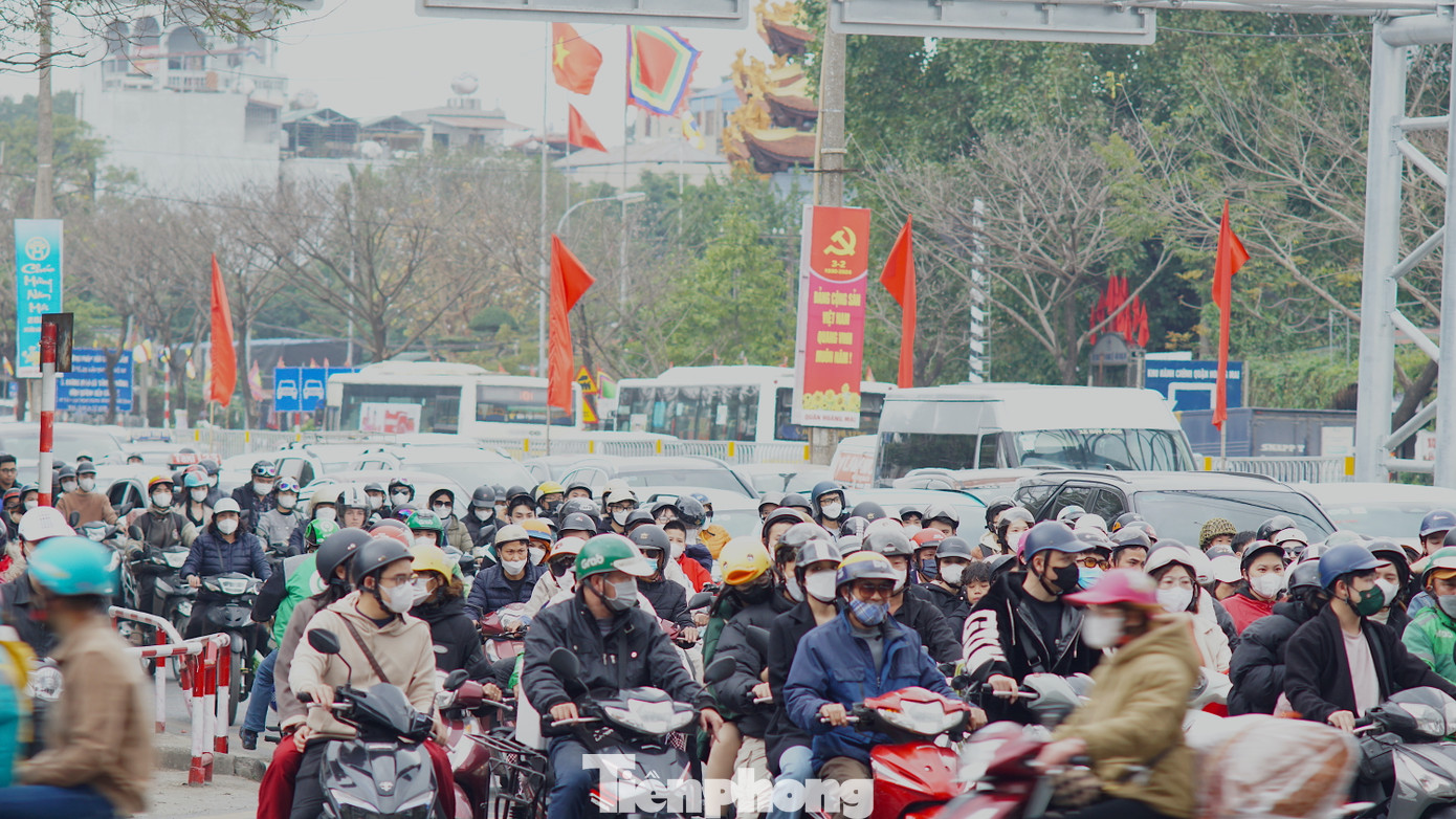 Chiều 14/2, theo ghi nhận của phóng viên, lưu lượng phương tiện đổ về Thủ đô tăng cao. Đặc biệt tại khu vực các cửa ngõ, cao tốc Pháp Vân - Cầu Giẽ...