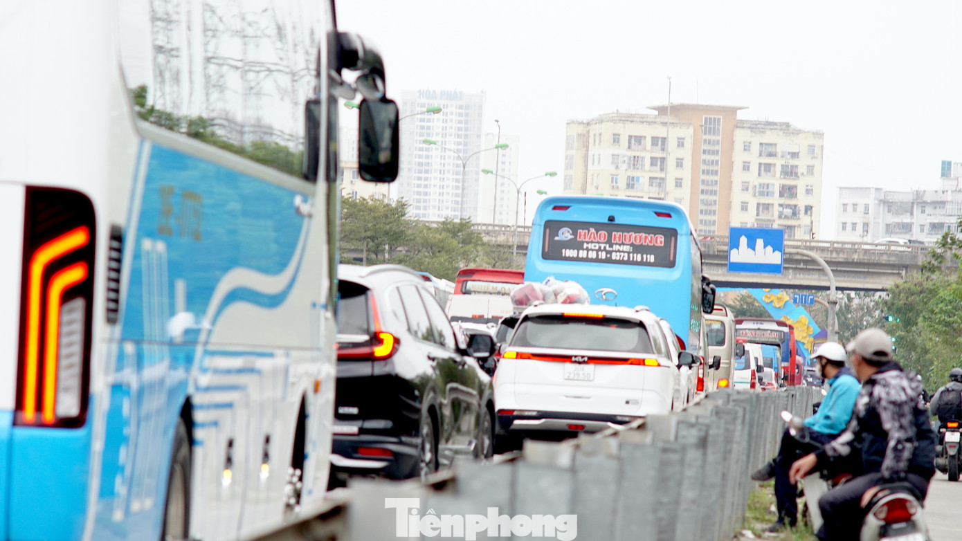 Lối ra cao tốc Pháp Vân - Cầu Giẽ ùn dài theo hướng về trung tâm thành phố.