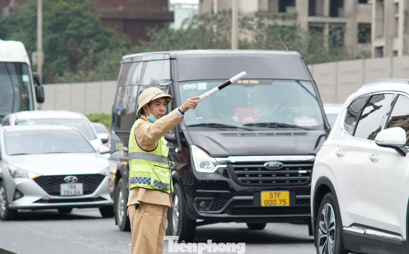 Lực lượng CSGT, TTGT, CSCĐ phối hợp phân luồng tại khu vực lối ra cao tốc Pháp Vân - Cầu Giẽ giao cắt với đường Vành đai 3 trên cao.