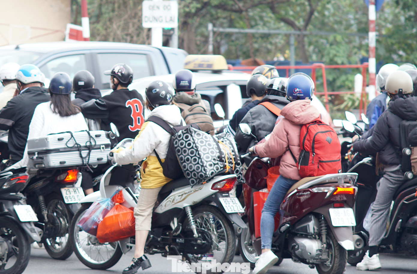 Người dân đi xe máy từ các tỉnh thành trở về Thủ đô mang theo lỉnh kỉnh đồ đạc.
