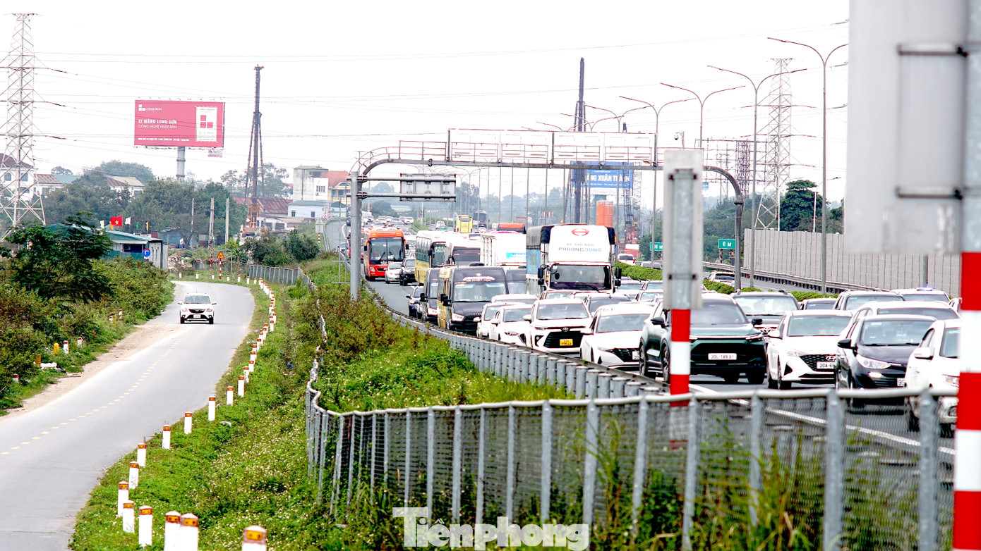 Phía trong cao tốc ùn dài hàng cây số trong khi đường gom vắng vẻ.