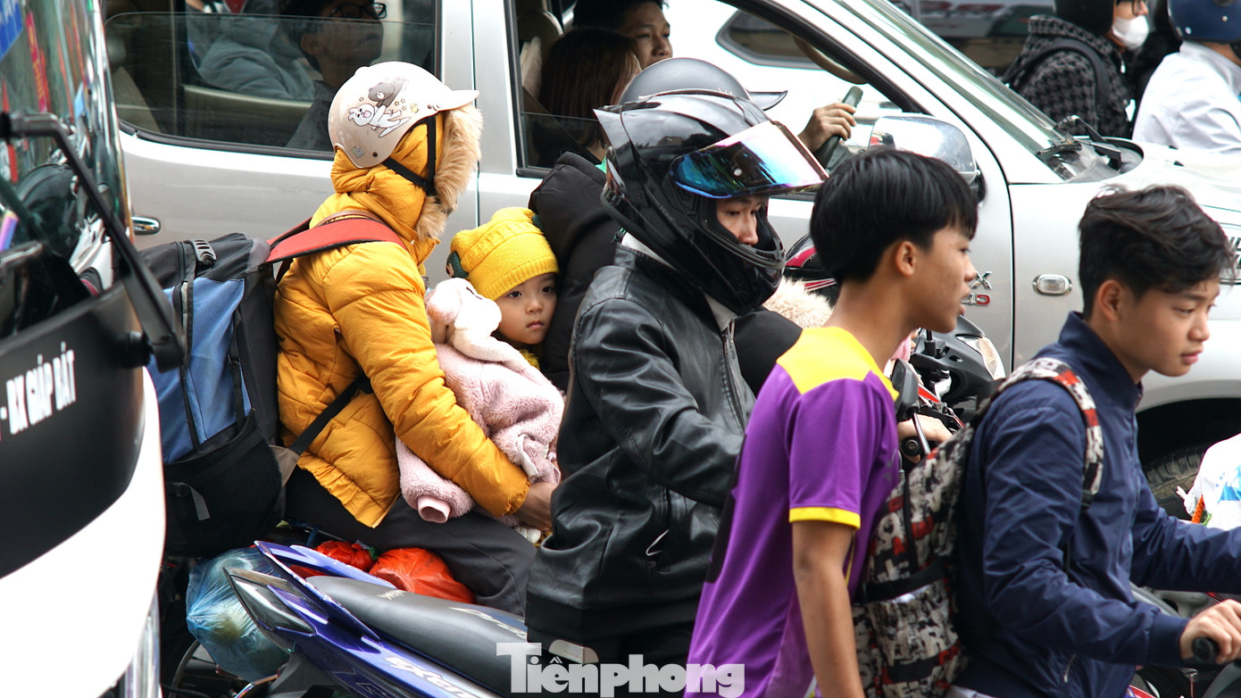 Các em nhỏ cùng gia đình trở lại Hà Nội sau kỳ nghỉ Tết.