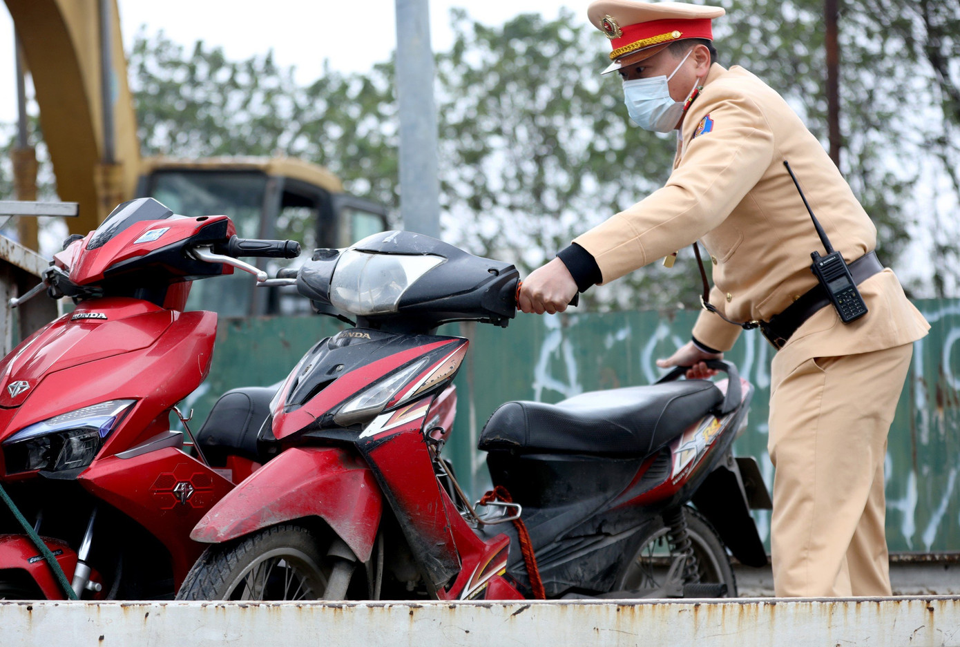 Mặc dù thời gian vừa qua, lực lượng CSGT Công an TP Hà Nội liên tục ra quân xử lý tình trạng người điều khiển xe máy đi vào đường cao tốc Đại lộ Thăng Long, tuy nhiên, nhiều người vẫn thiếu ý thức, vô tư đi vào gây mất an toàn giao thông và đã xảy ra những vụ tai nạn thương tâm.