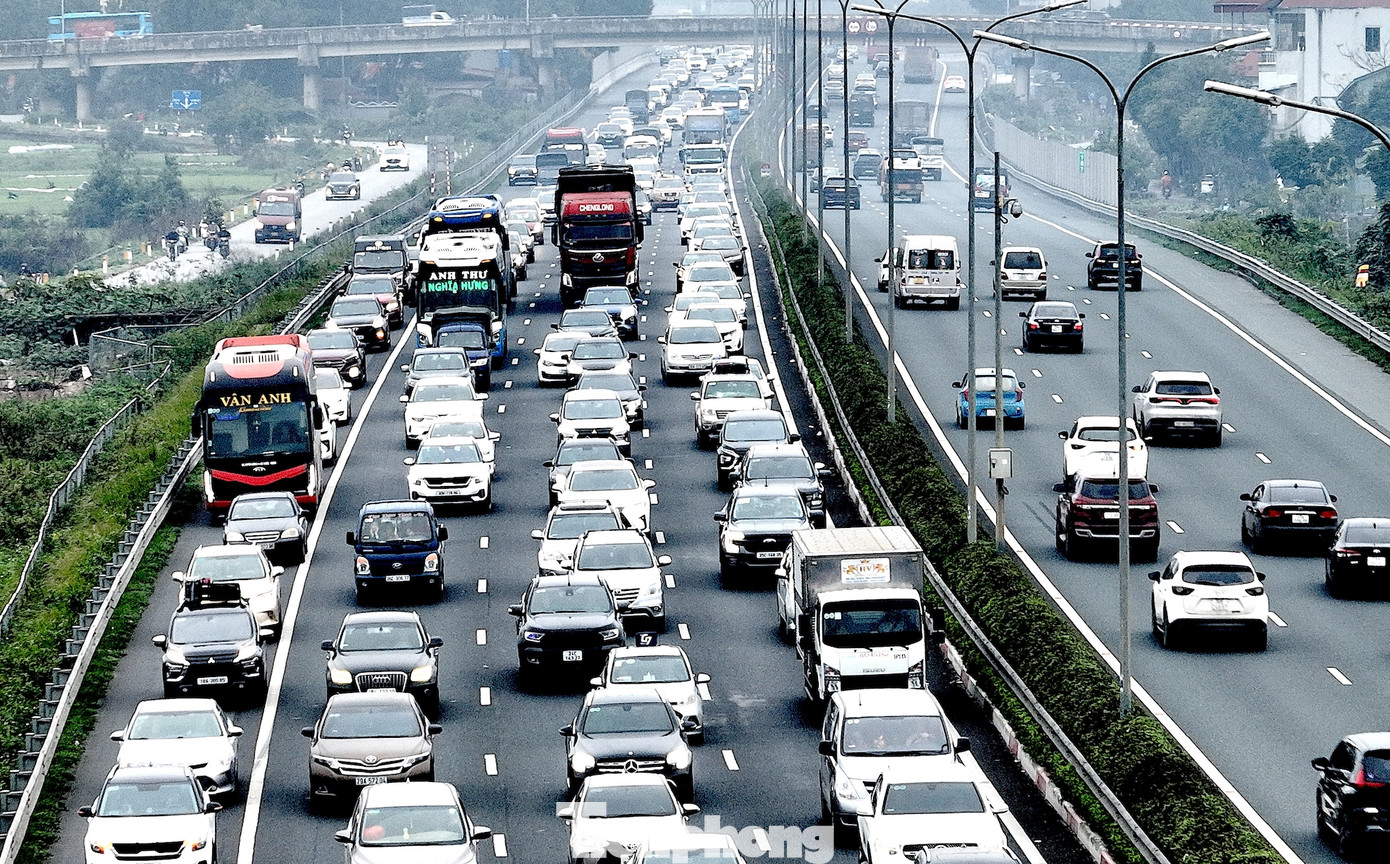 Các phương tiện di chuyển chậm, xếp thành 4 hàng hướng từ trung tâm thành phố di chuyển hướng đi Cầu Giẽ.