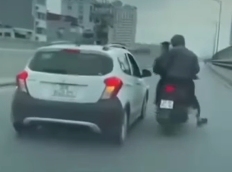 Quá trình di chuyển hai người đi xe máy gây gổ, tấn công người đi ô tô. Quá trình di chuyển hai người đi xe máy gây gổ, tấn công người đi ô tô.
