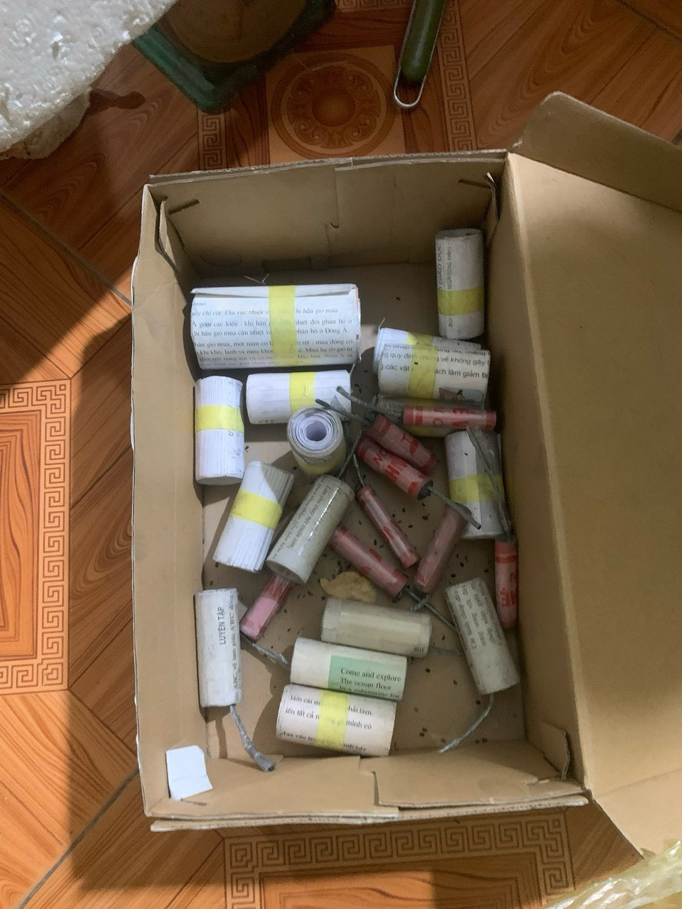 Tang vật thu giữ tại nhà đối tượng Hoàn dùng để sản xuất pháo nổ.