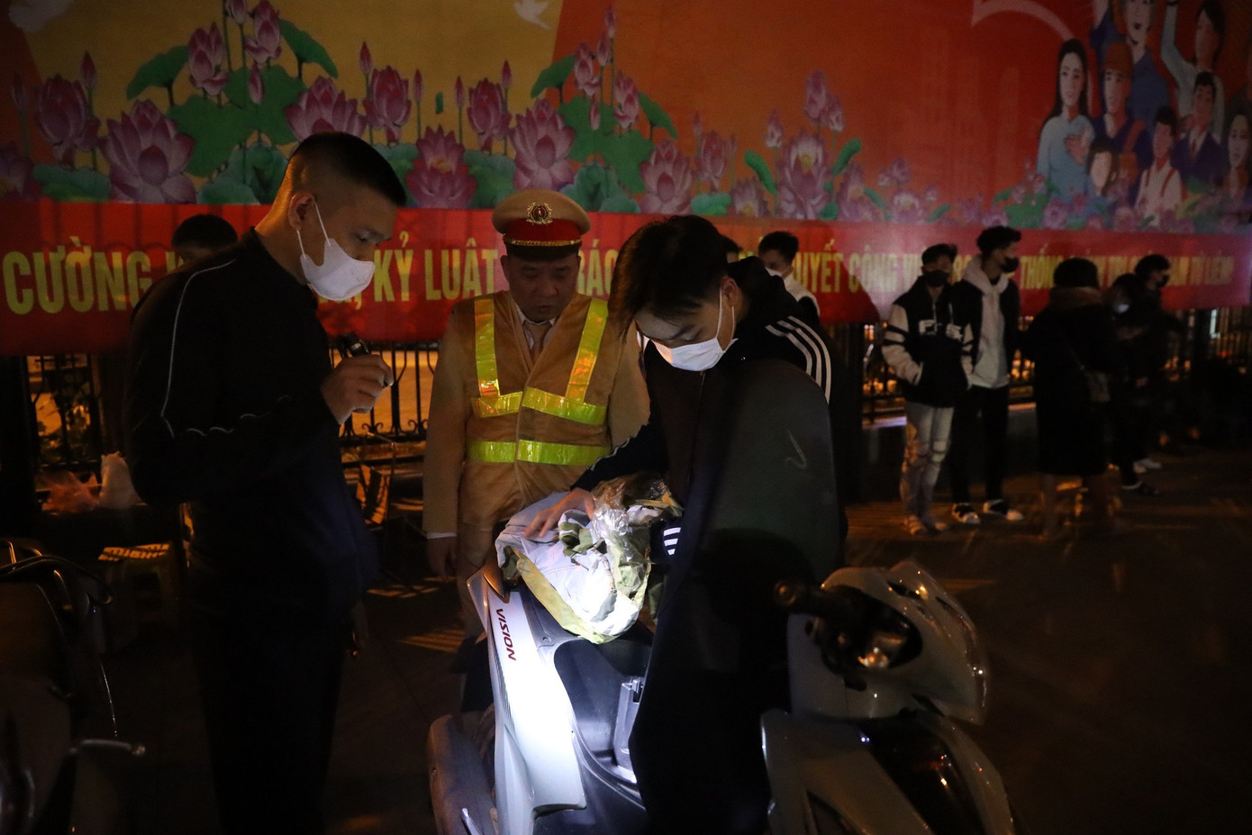 Tổ công tác kiểm tra hành chính nam thanh niên điều khiển xe máy.