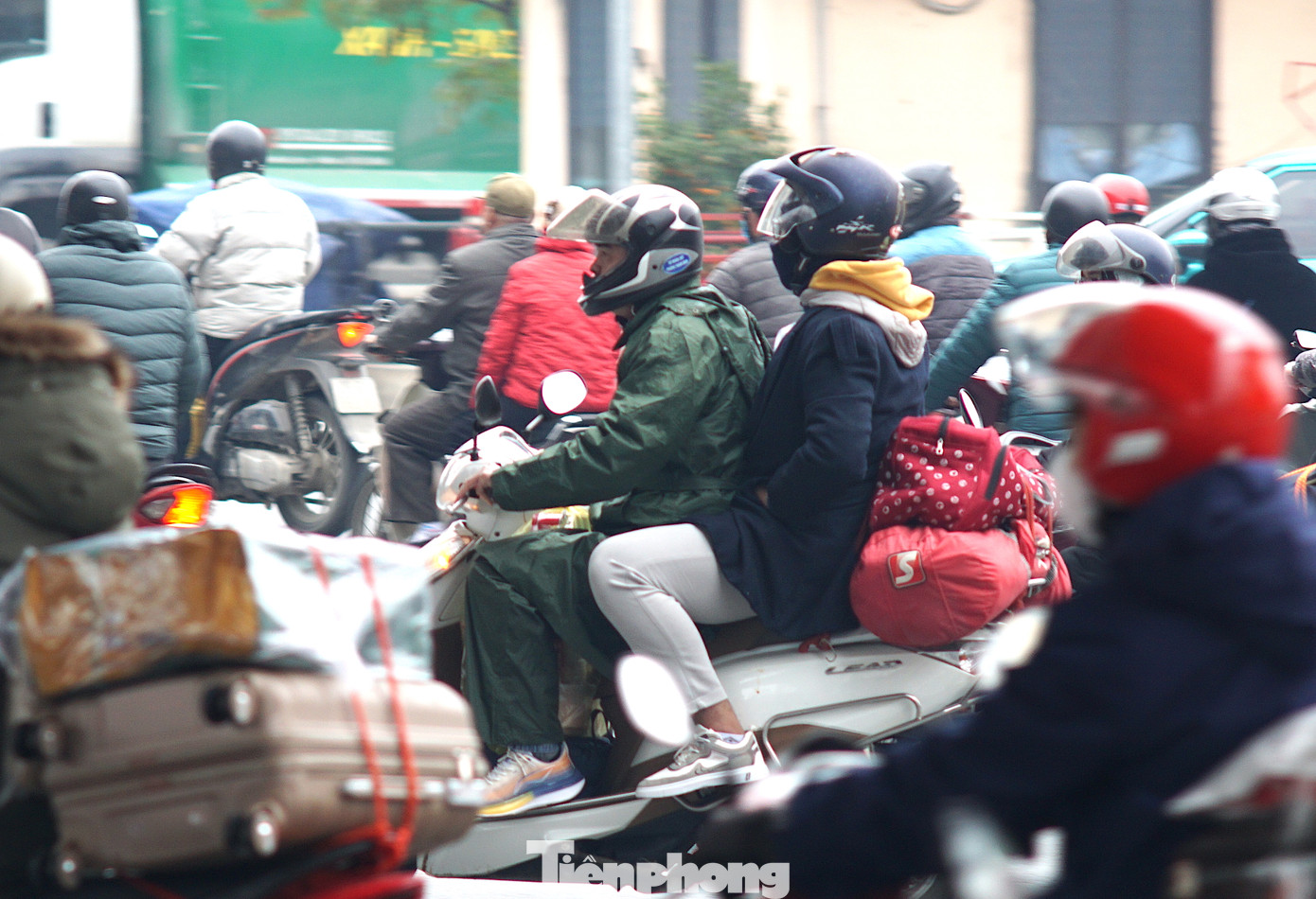 Nhiều người dân đi xe máy lỉnh kỉnh đồ đạc rời Hà Nội trong ngày làm việc cuối cùng của năm.