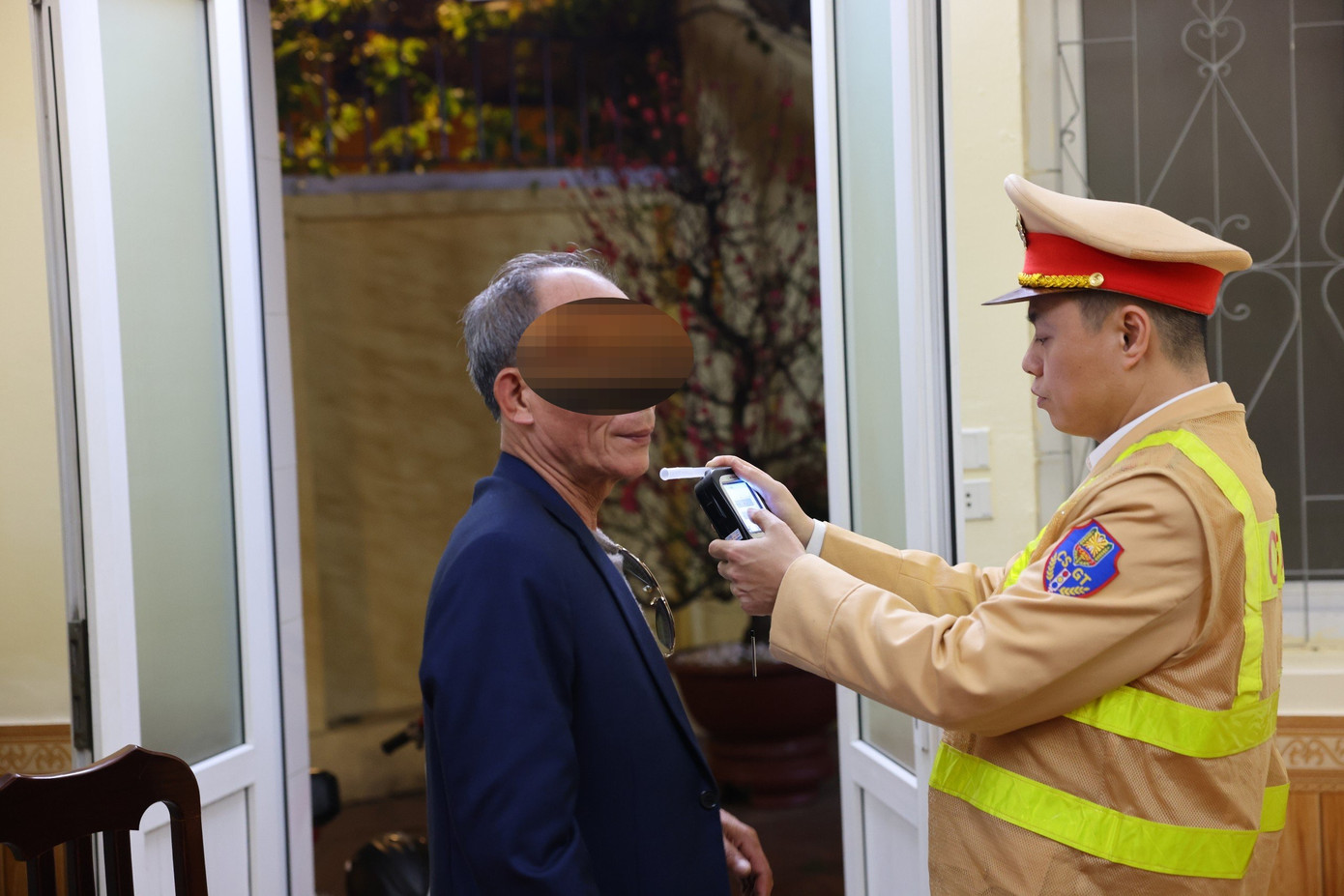 Tuy nhiên, một số trường hợp người điều khiển phương tiện “chây ì” nhiều lần không hợp tác đo nồng độ cồn.