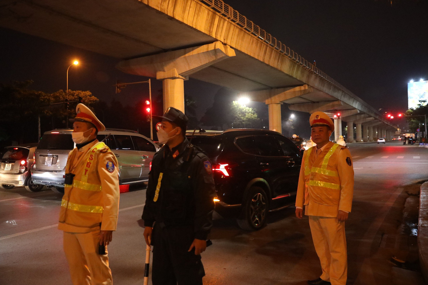 Từ chiều nay 9/2 (30 Tết Nguyên đán Giáp Thìn 2024) đến sáng Mồng một Tết (10/2) Công an TP Hà Nội sẽ huy động 100% cán bộ, chiến sĩ các đơn vị trực thuộc ứng trực, làm nhiệm vụ tại các địa bàn trọng điểm, khu vui chơi giải trí, điểm bắn pháo hoa, cơ sở thờ tự, tuyến giao thông...