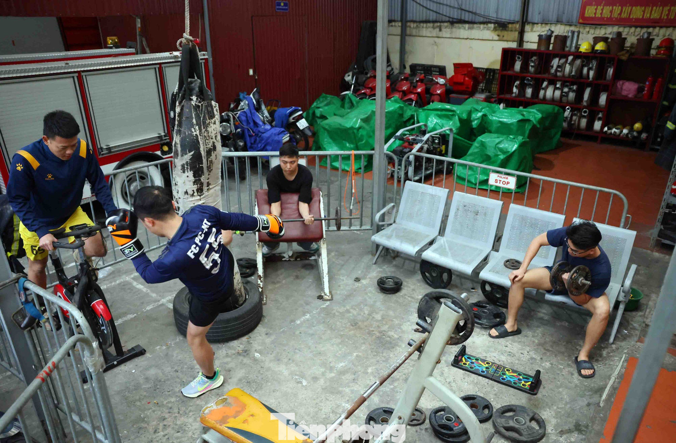 Cán bộ chiến sĩ PCCC tập luyện. Cán bộ chiến sĩ PCCC tập luyện.