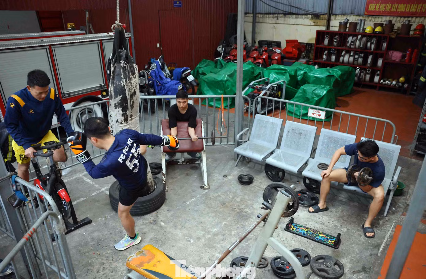 Cán bộ chiến sĩ PCCC tập luyện.
