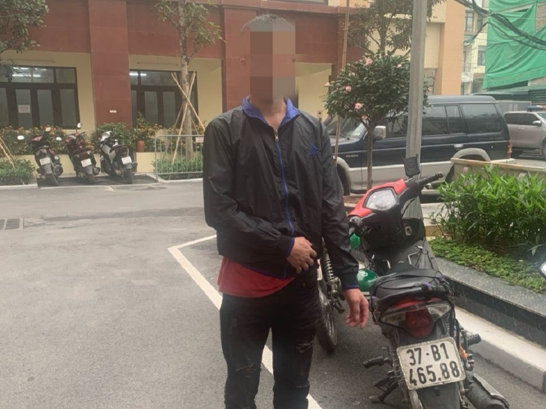 S. cùng chiếc xe máy.