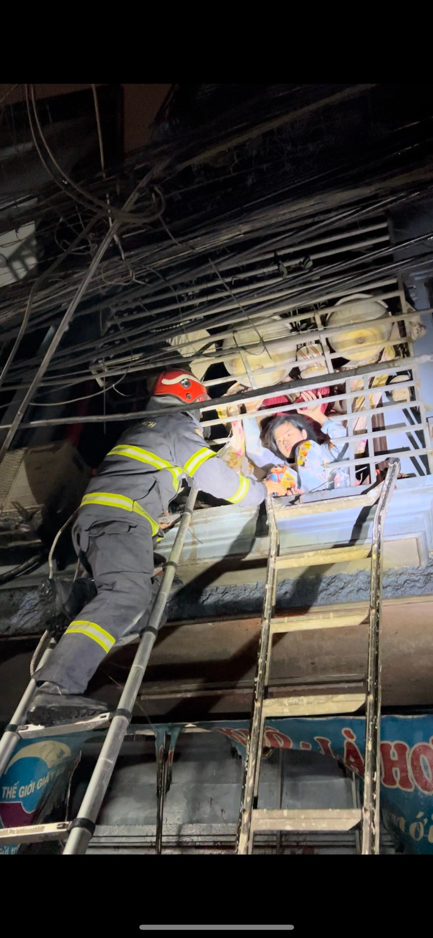 Lực lượng PCCC&amp;CNCH cắt chuồng cọp giải cứu người mắc kẹt và dập lửa ở tầng 1.