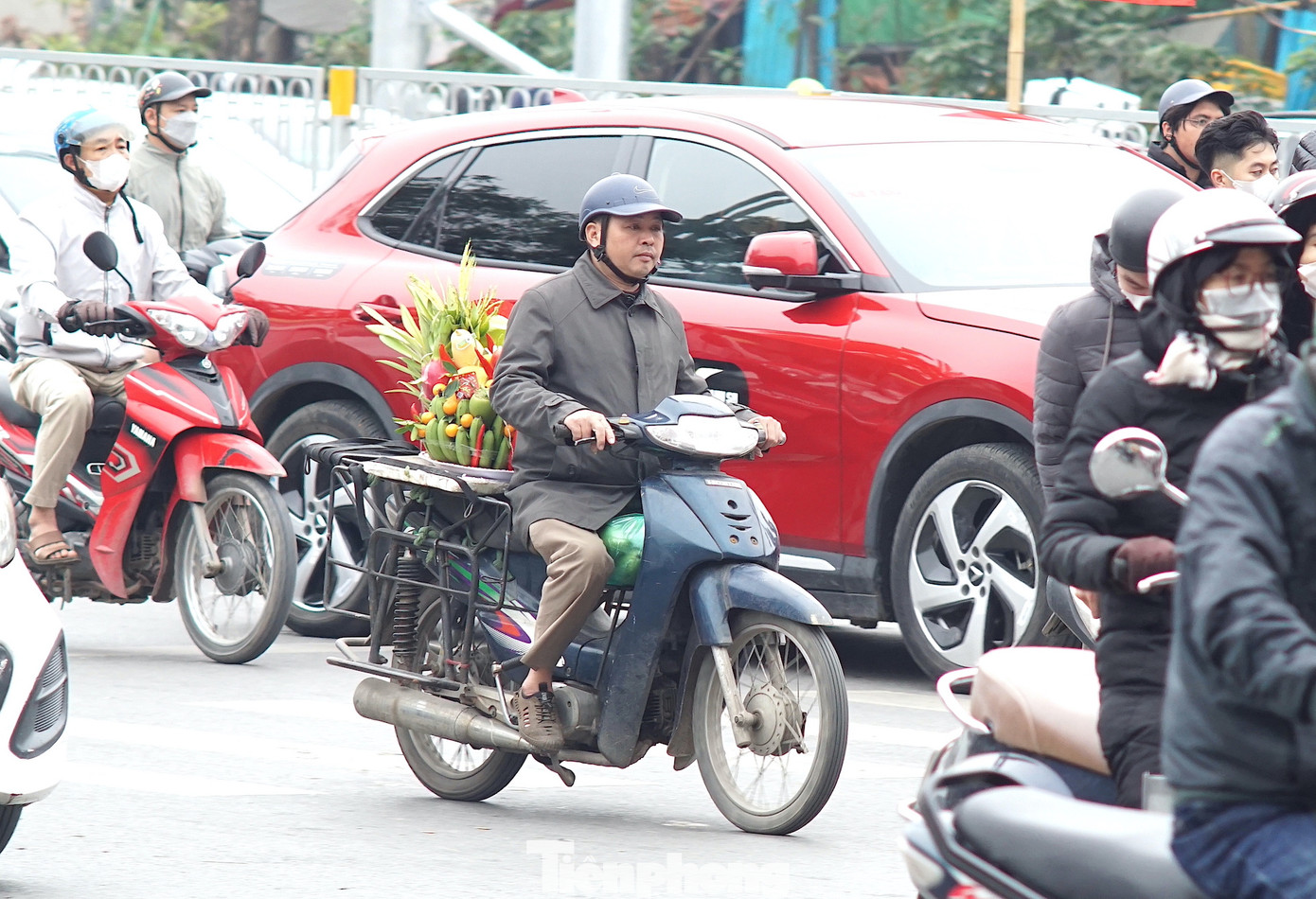 Người dân mua sắm chuẩn bị Tết Nguyên đán Giáp Thìn 2024.