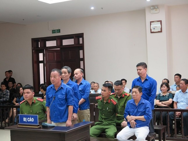 Băng nhóm "bảo kê" do Hưng "kính" cầm đầu tại phiên tòa xét xử.