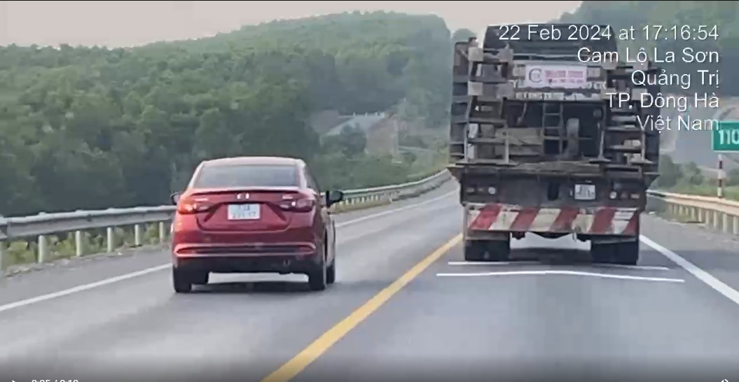 Hình ảnh phương tiện vượt trên cao tốc Cam Lộ - La Sơn.