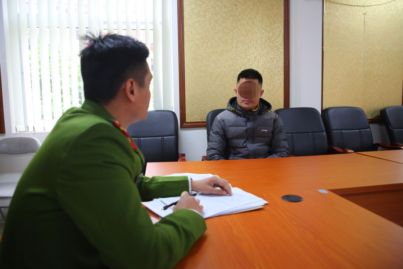 Cơ quan công an làm việc với H. và T.