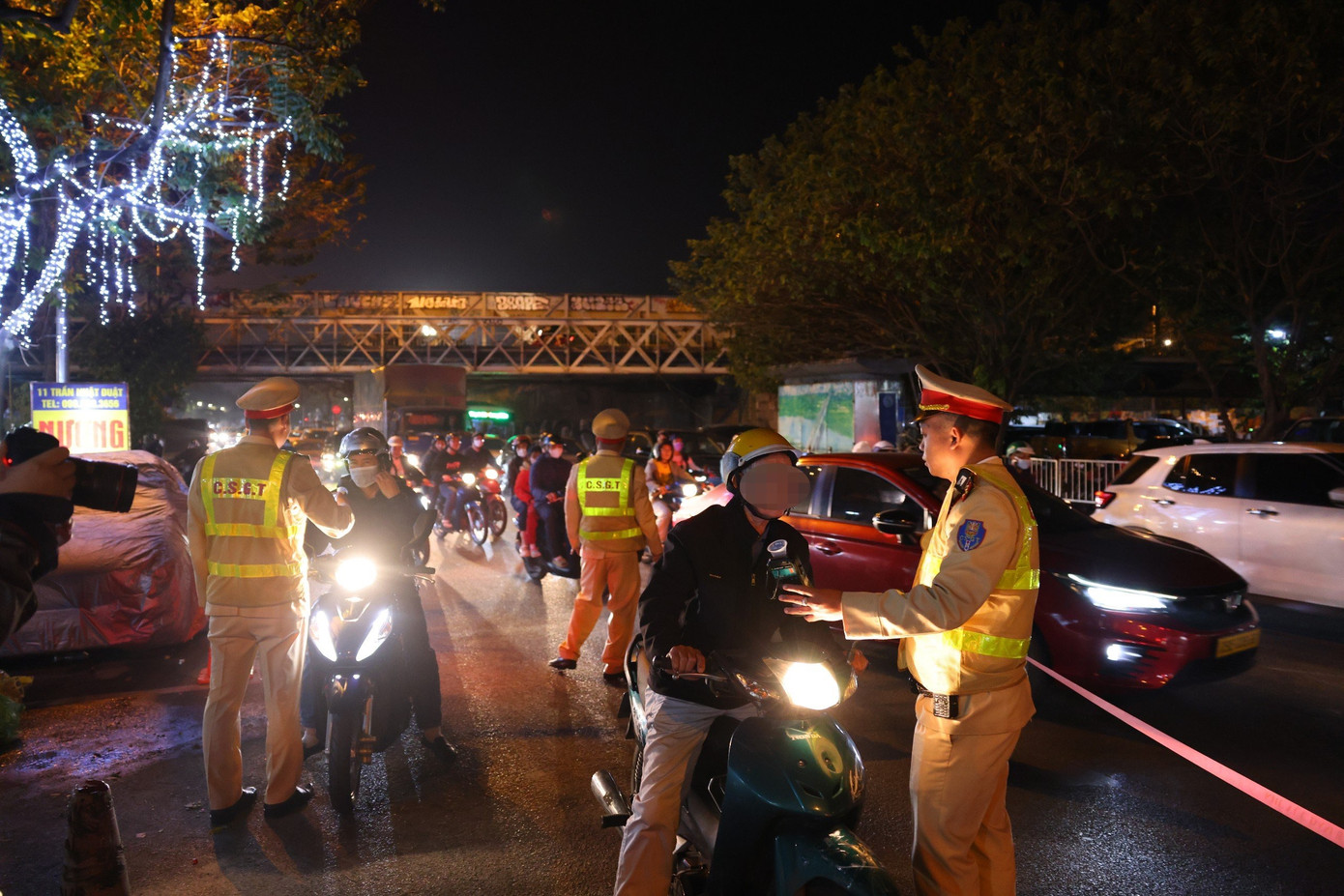 Các phương tiện dừng kiểm tra nồng độ cồn chủ yếu là ô tô và xe máy.
