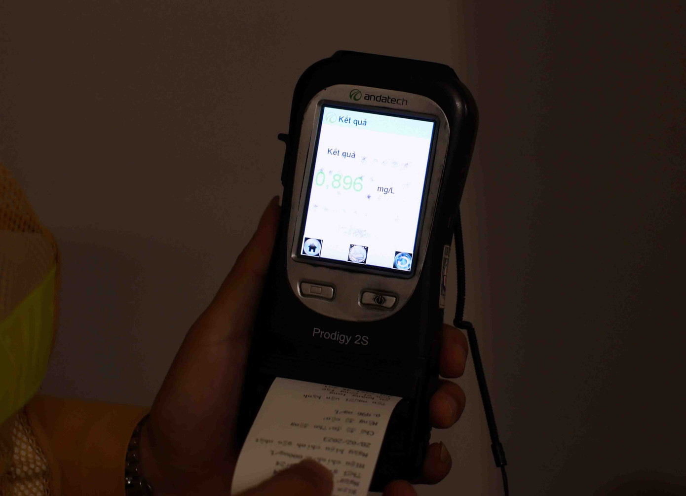 Đó là tài xế P.T.S. (SN 1974, trú tại Long Biên, Hà Nội). Nam tài xế vi phạm nồng độ cồn ở mức rất cao là 0,896 mg/L khí thở. Tài xế S. không làm chủ được bản thân khi cán bộ tổ công tác yêu cầu nhiều lần mới chấp hành đo nồng độ cồn.