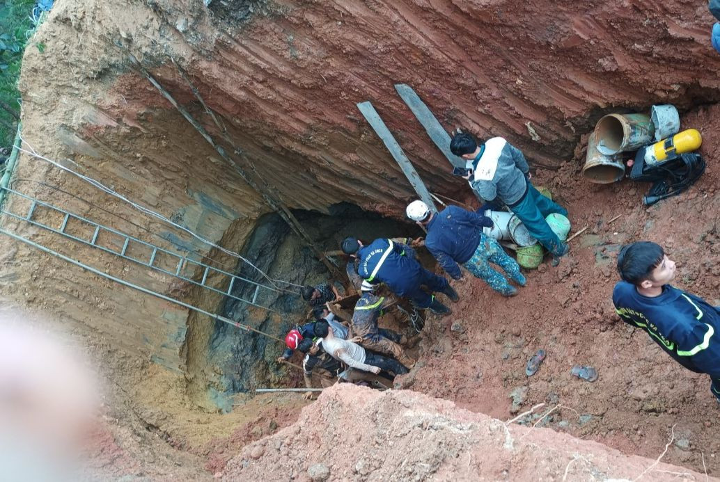 Lực lượng chức năng tìm kiếm nạn nhân. Lực lượng chức năng tìm kiếm nạn nhân.