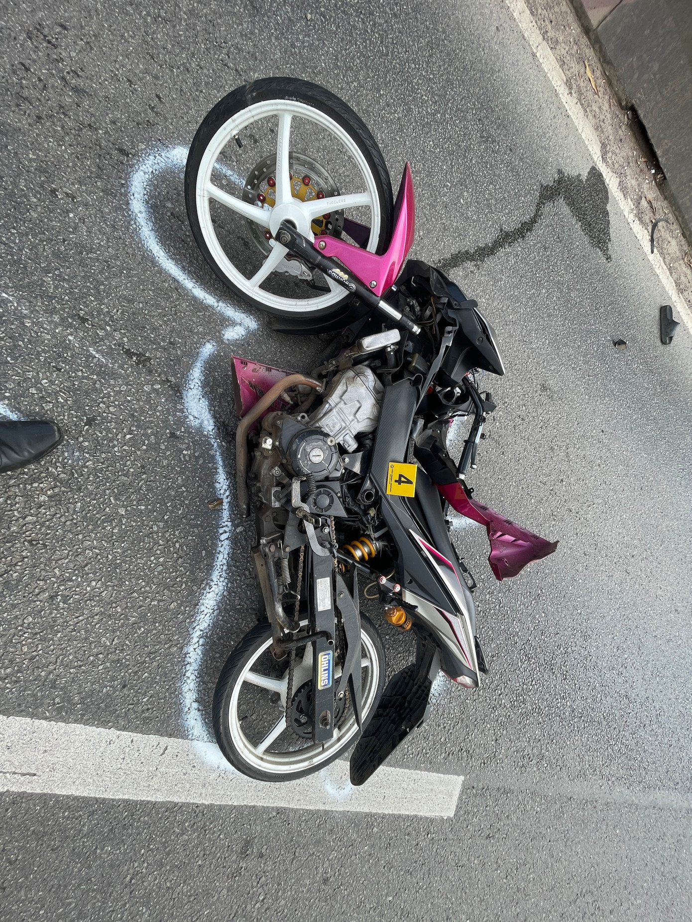 Nam thanh niên và chiếc xe máy.