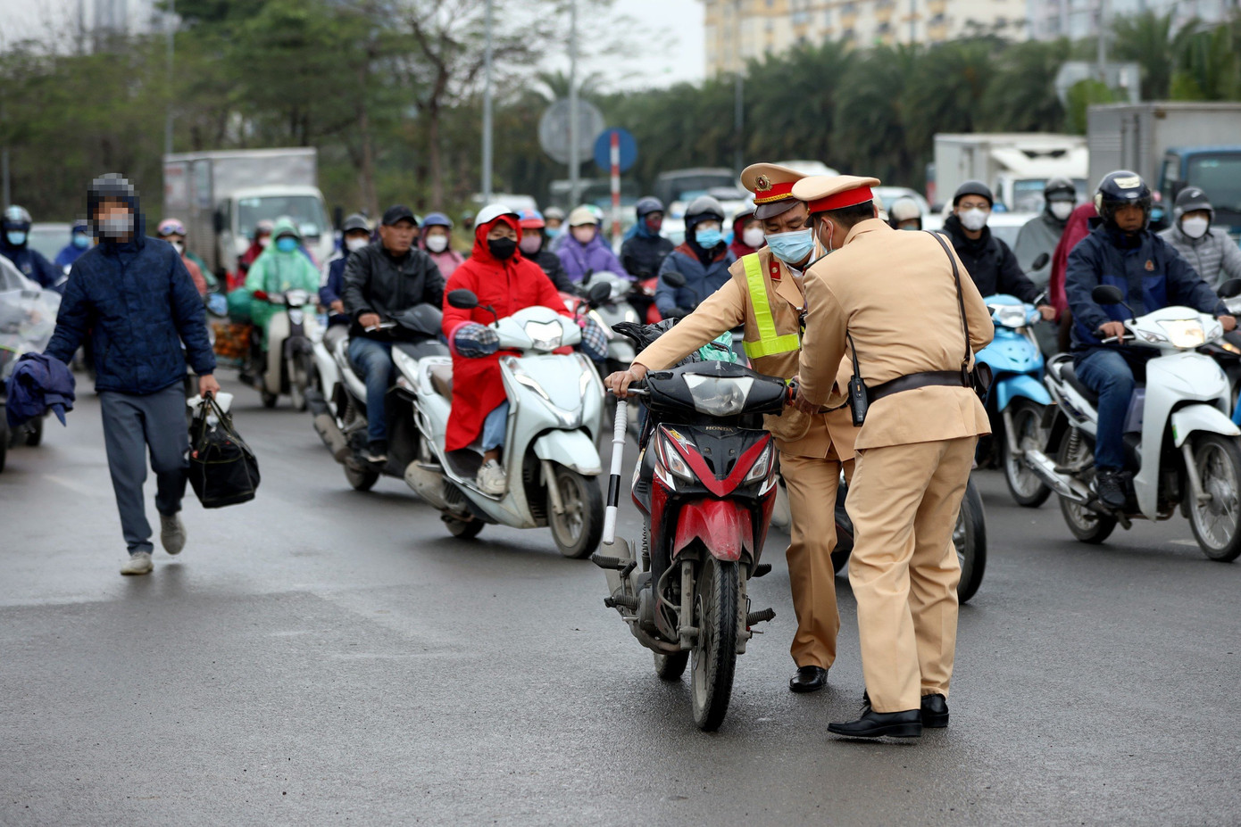 Quá trình làm nhiệm vụ, cán bộ, chiến sĩ tổ công tác phát hiện nhiều trường hợp tài xế xe máy vi phạm đã dừng kiểm tra, lập biên bản.