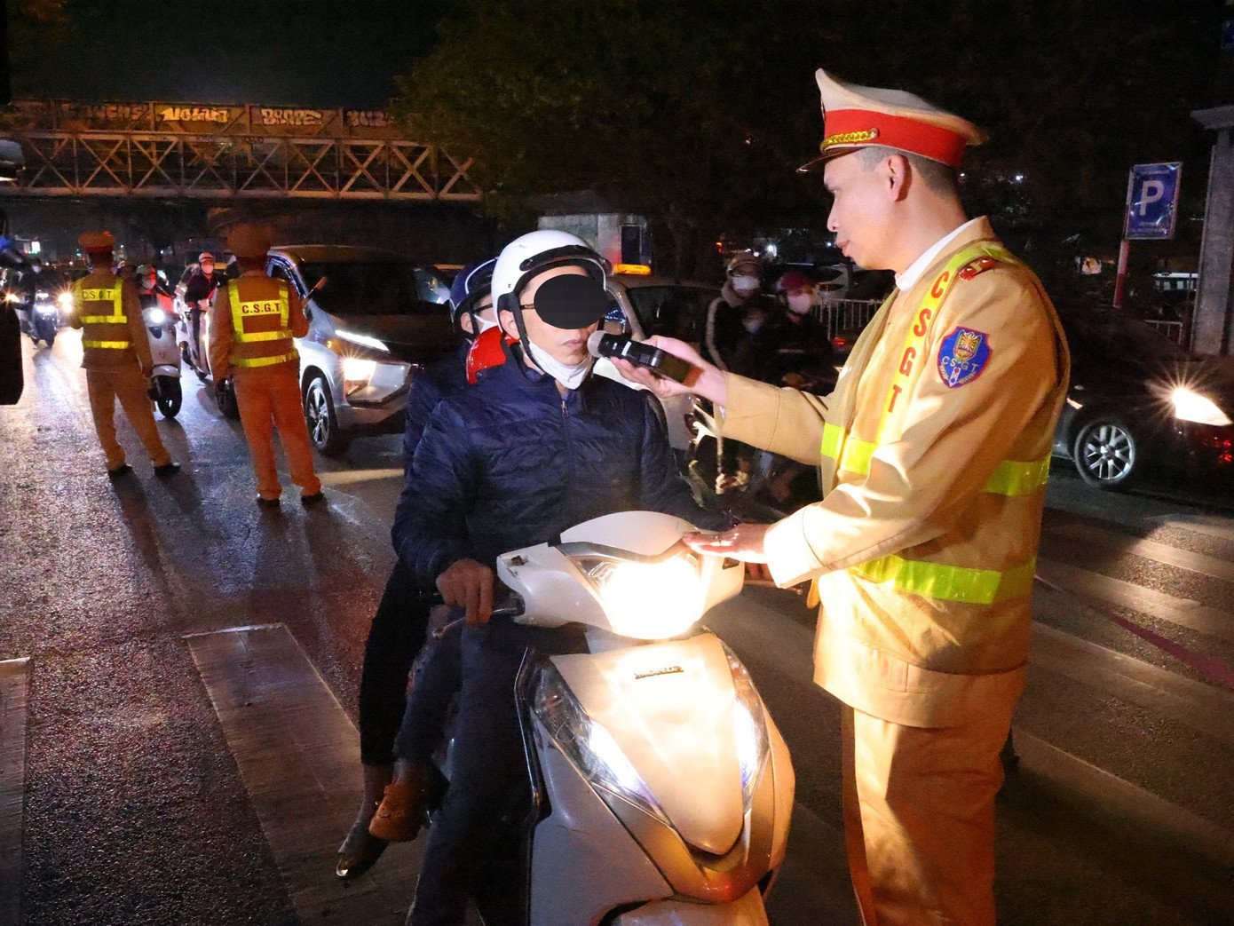 Trong quá trình làm nhiệm vụ, hầu hết các tài xế đều chấp hành theo sự hướng dẫn của các cán bộ, chiến sĩ trong tổ công tác.