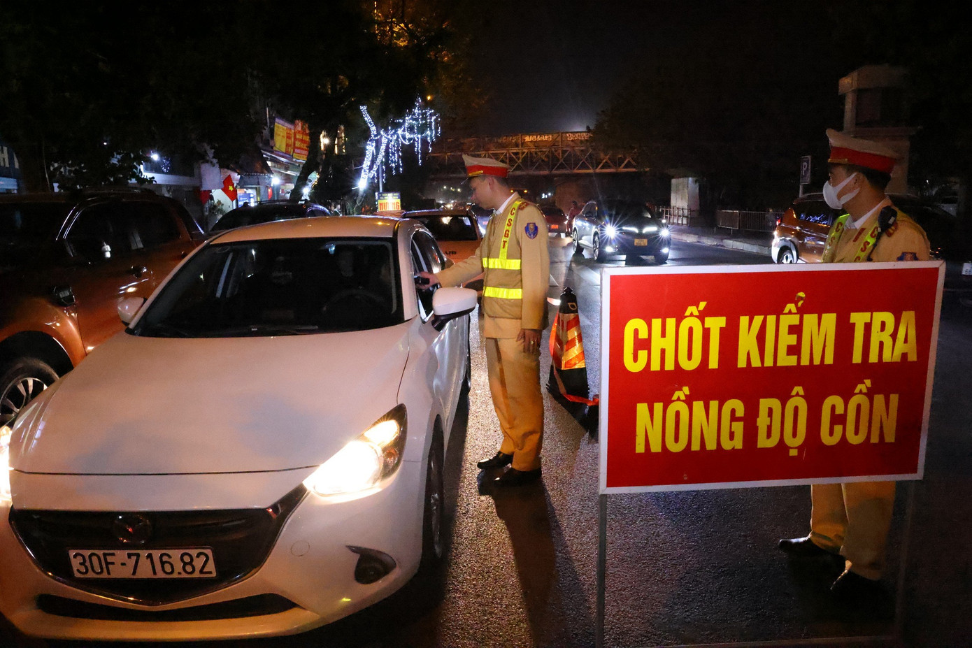 Một phần đường Trần Nhật Duật (Hoàn Kiếm, Hà Nội) được tổ công tác ngăn lại, đặt biển thông báo chốt kiểm tra nồng độ cồn để dừng phương tiện kiểm tra.