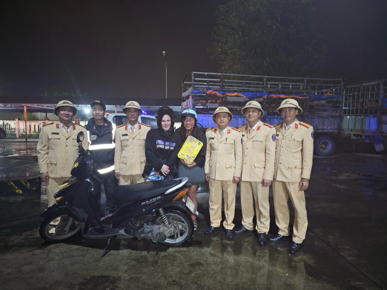 Hai du khách đã viết thư cảm ơn các cán bộ chiến sĩ CSGT: "Lực lượng Cảnh sát giao thông đã hỗ trợ và giúp đỡ chúng tôi rất nhiều. Cô Leanda đến từ Anh đã gặp phải một sự cố vào lúc sớm đêm nay. Họ đã đến ngay lập tức, chăm sóc chúng tôi và gọi xe cứu thương. Tôi, Susan đến từ Canada, đã cùng Leanda đến bệnh viện trong khi Cảnh sát giao thông đưa xe của chúng tôi đến nơi an toàn. Sau khi chúng tôi được đưa đến bệnh viện, họ vẫn tiếp tục hỗ trợ. Họ đón chúng tôi đến trụ sở, họ mời chúng tôi ăn tối, mời chúng tôi ăn trong dịp Tết, sưởi ấm ngày lạnh giá của chúng tôi. Chúng tôi không chỉ cảm thấy được chăm sóc mà còn cảm thấy biết ơn sâu sắc!. Việt Nam là một đất nước tuyệt vời có những con người hiếu khách. Kiên cường và ấm áp."