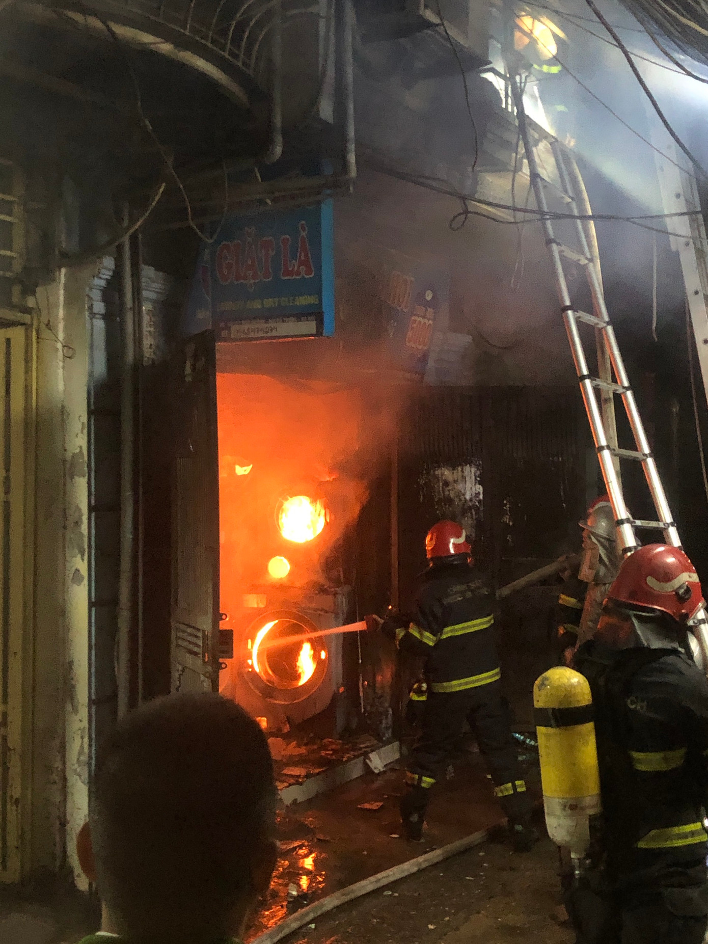 Lực lượng PCCC&amp;CNCH cắt chuồng cọp giải cứu người mắc kẹt và dập lửa ở tầng 1.