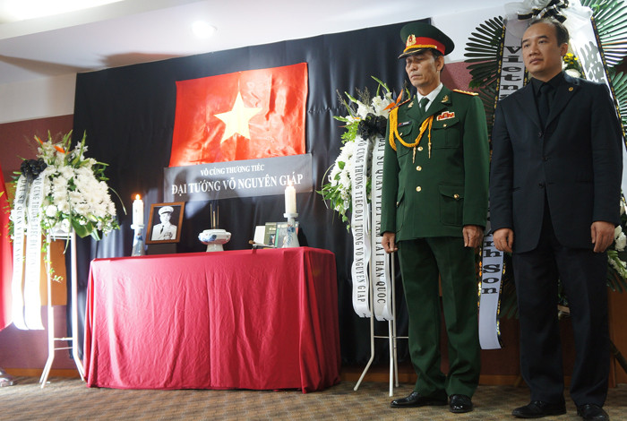 Bàn thờ Đại tướng tại Đại sứ quán Việt Nam ở Hàn Quốc. Ảnh: T.Đ