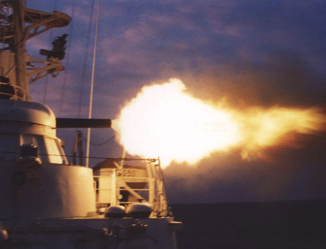 Hệ thống pháo Ak-630 gồm các thành phần: pháo 6 nòng cỡ 30mm, hệ thống radar điều khiển hỏa lực MR-123-02 và tổ hợp ngắm bắn quang - điện SP-521. Trong đó, pháo 6 nòng cỡ 30mm có tốc độ bắn 4.000 phát/phút, tầm bắn hiệu quả 4.000m, tầm bắn tối đa 8.100m. Trong ảnh là pháo Ak-630 khai hỏa tấn công mục tiêu (ảnh minh họa nước ngoài)