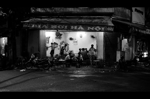 Thỉng thoảng tôi thích đi bộ ở phố cổ, vào trong những con ngõ bé xíu mà chẳng biết sẽ đưa người ta đến đâu. Một ngõ cụt tối tăm, một góc bếp ấm áp hay ánh sáng hắt ra từ một gia đình đang quây quần quanh bữa cơm. Một góc quán nhỏ cho những cuộc hội ngộ Những quán bia quen thuộc ở Hà Nội Một góc phố của người lao động, gương mặt chú thợ hàn thanh thản lạ Bác thợ vẽ tranh truyền thần ở chợ Đồng Xuân Những nghệ nhân đường phố Ngõ vắng ngoại ô Hà Nội Hoàng hôn sau một cơn mưa - nhìn về Hà Nội từ cầu Long Biên - đằng sau sương khói mờ nhân ảnh kia là một Hà Nội phồn hoa và nhộn nhịp Về nhà