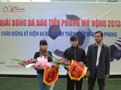 Ông Nguyễn Ngọc Tiến trao giải 3 cho hai đội bóng