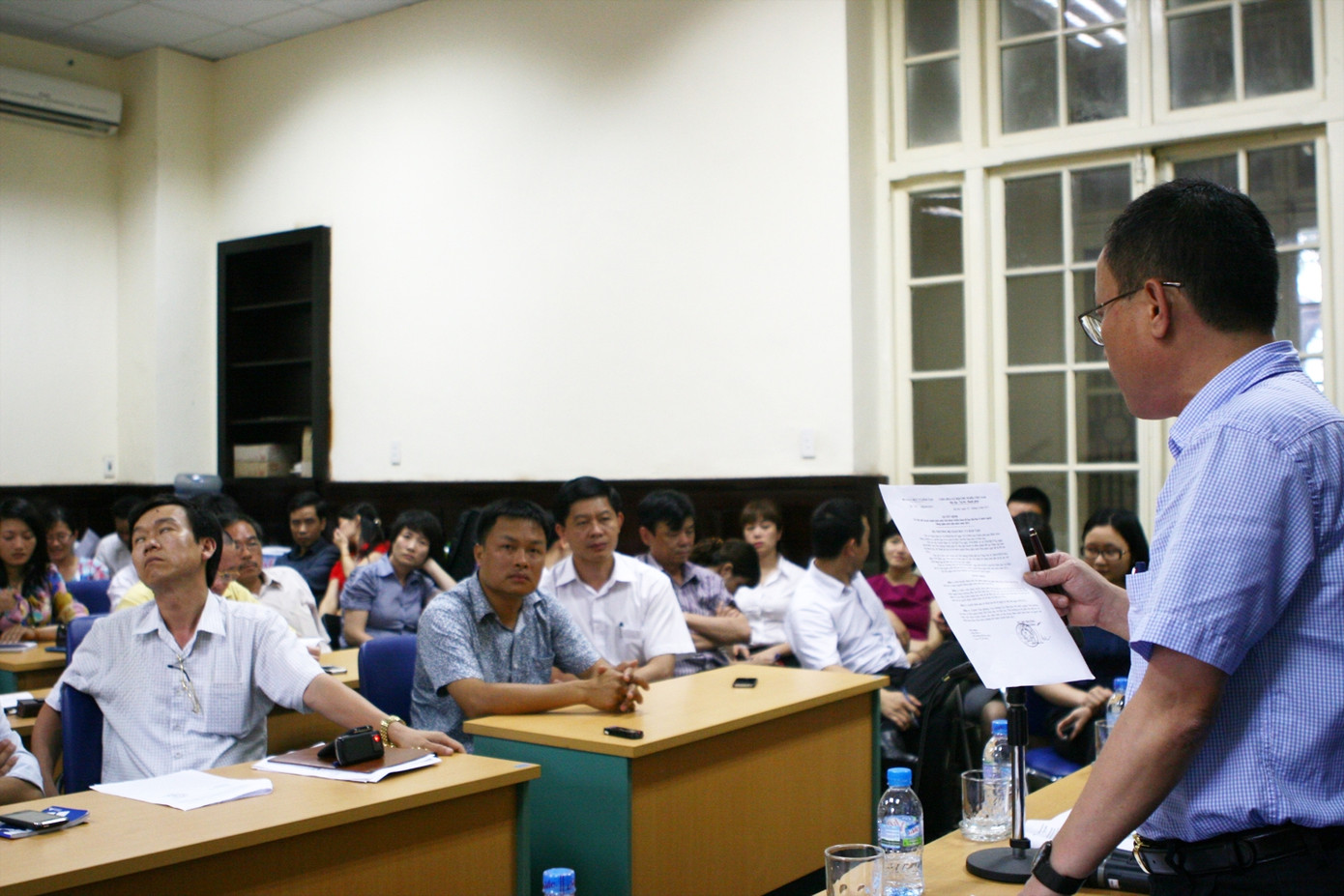 Cục trưởng Cục đào tạo với nước ngoài Nguyễn Xuân Vang trong buổi gặp với phụ huynh và ứng viên trúng tuyển sáng nay, 21-5