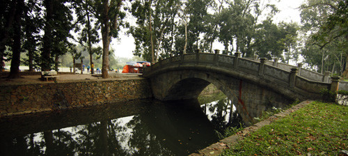  Vào thành điện Lam Kinh, du khách đi qua cầu Bạch mà xưa kia có tên gọi là cầu Tiên Loan Kiều được làm theo kiểu dáng “Thượng gia hạ kiều” (trên nhà, dưới cầu) bắc trên sông Ngọc. 