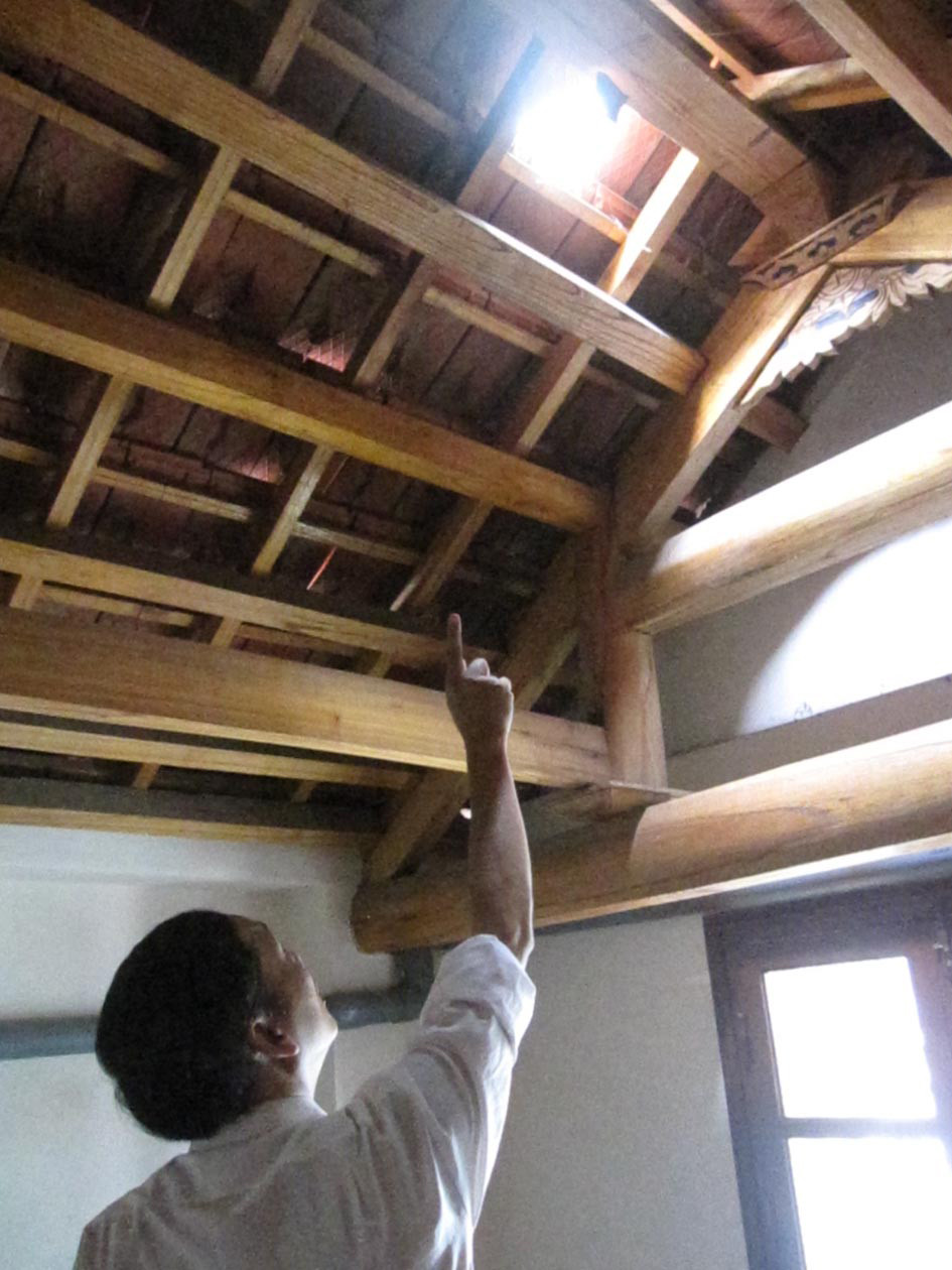 Mái nhà của người dân cạnh dự án Star City 19 Nguyễn Trãi thủng lỗ chỗ. Mái nhà của người dân cạnh dự án Star City 19 Nguyễn Trãi thủng lỗ chỗ